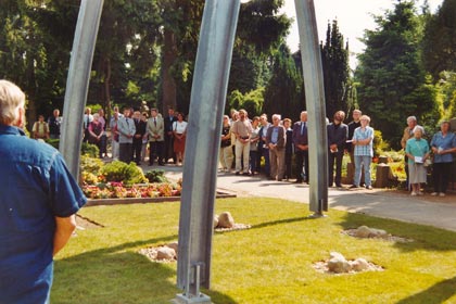 Friedhof Lauenburg, Glockenträger wird eingeweiht