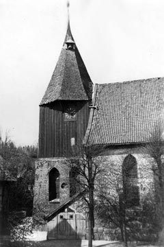 Alter Holzturm auf Steinsockel mit Schindelhelm, vor 1900
