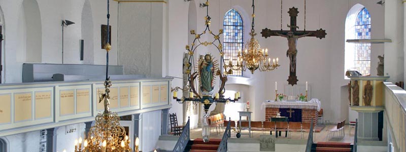 Lauenburg, Kirche, Innenraum von Empore rechts, mit Messing- und Marien-Leuchter, Altar, Kanzel