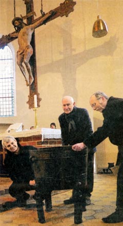 Hans-Jürgen Rumpf (Mitte), Pastor Philipp Graffam (links) und Manfred Maronde (rechts) am reparierten Taufbecken