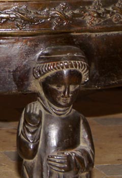 Taufkessel, Trägerfigur in Mönchsgestalt